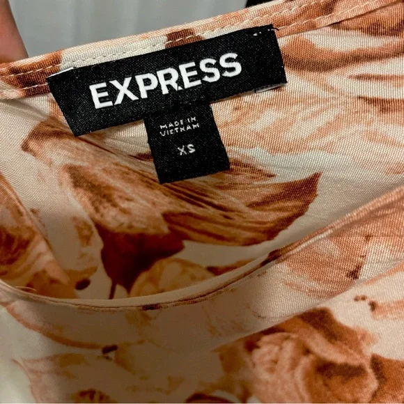 Express Floral Print Romper in Cream and Blush Pink - Size XS - Picture 6 of 8